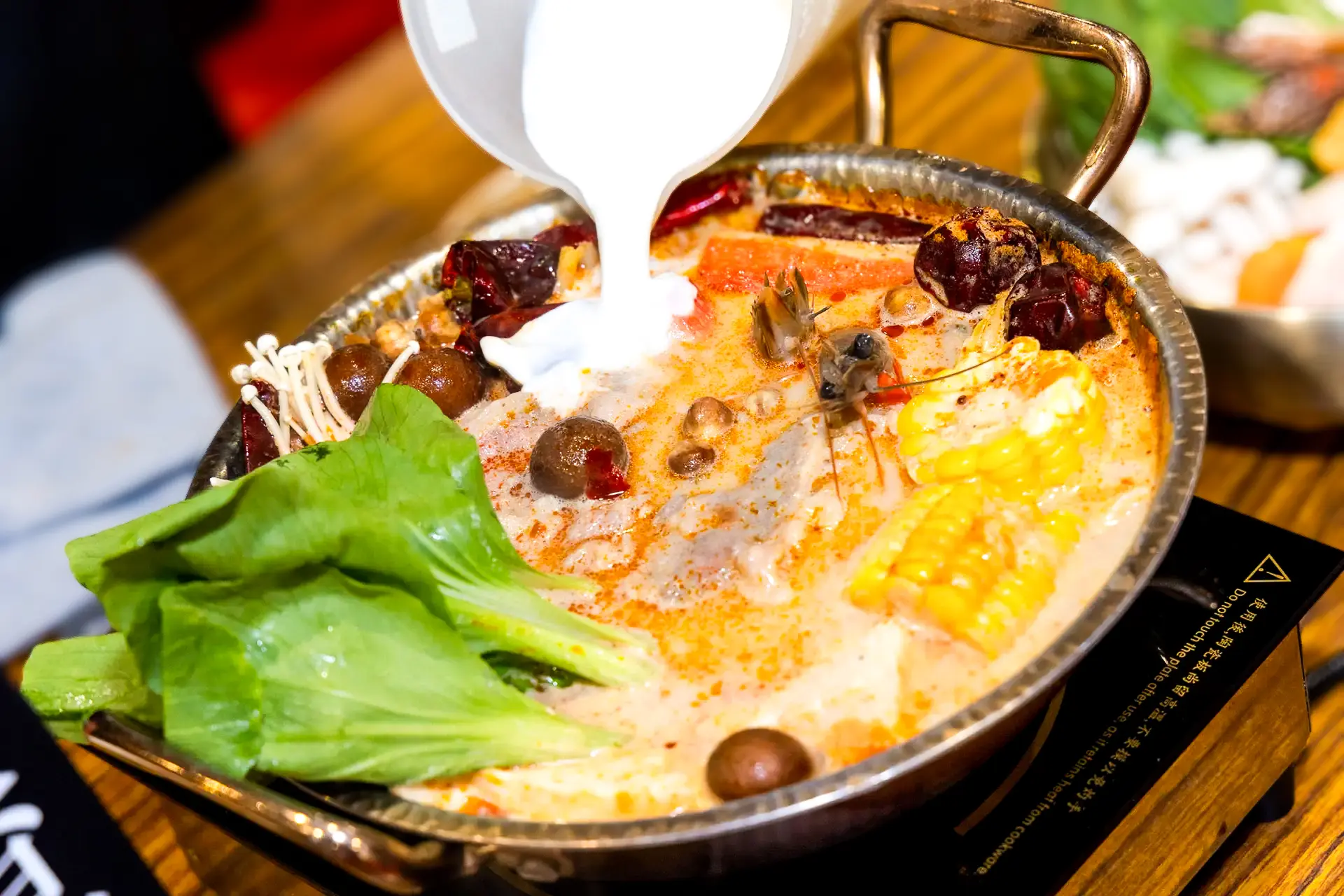 紅白海陸可汗鮮乳鍋